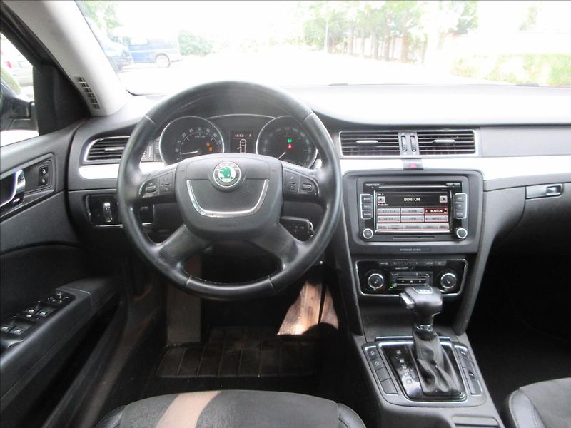Škoda Superb 2,0 TDi Závada Přev. Panorama - fotka 17 z 30