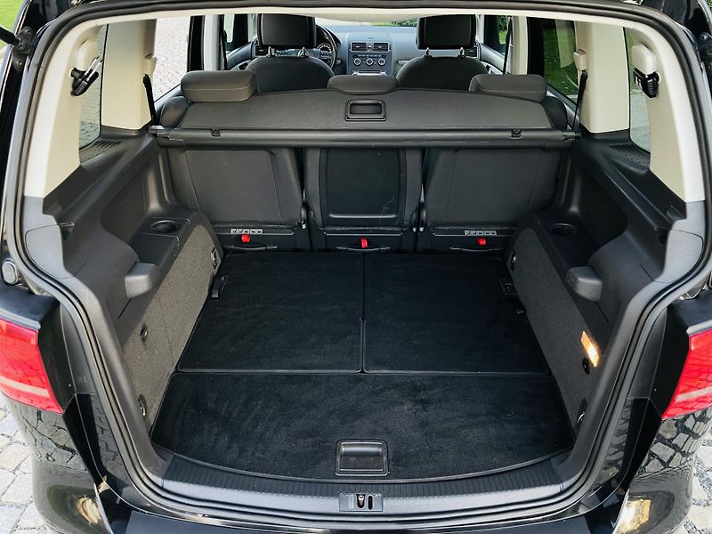 Volkswagen Touran 2.0TD MAN 7MÍST SERVISKA TAŽNÉ - fotka 19 z 48