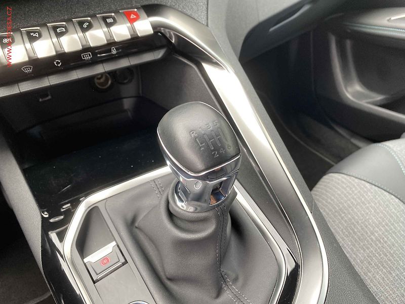 Peugeot 3008 (2023) 1.2 PT, Allure, LED, navi - fotka 14 z 17
