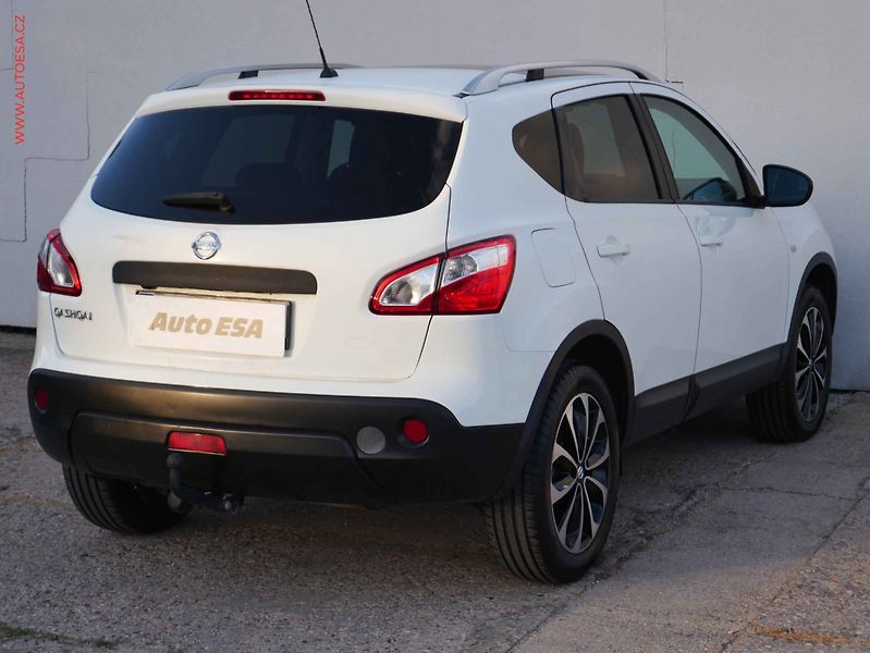 Nissan Qashqai (2011) 1.6i, AC, tempomat - fotka 6 z 21