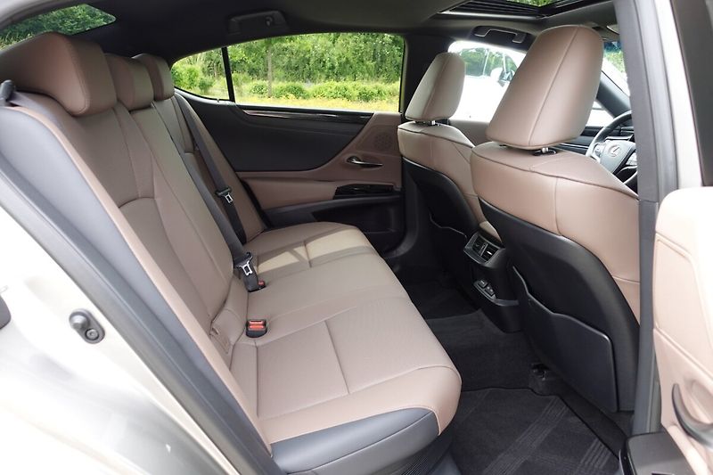 Lexus ES 300h ZLEVNĚNO 2,5 HSD LIMITED EDITI - fotka 15 z 41