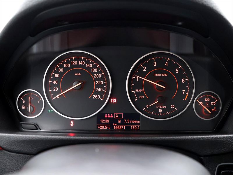 BMW Řada 3 2,0 320i 135kW CZ xDrive Sport - fotka 17 z 38