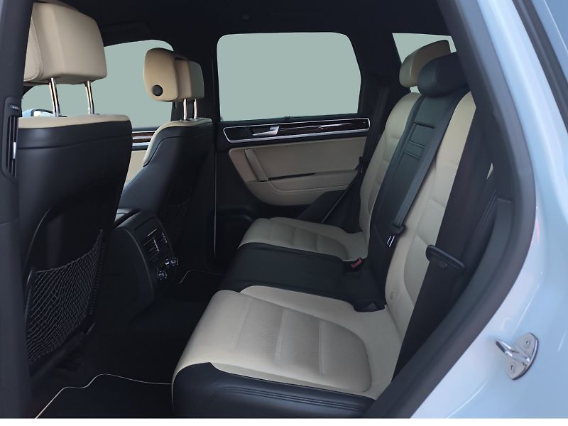 Volkswagen Touareg 3.0 TDi  R-Line - fotka 21 z 23