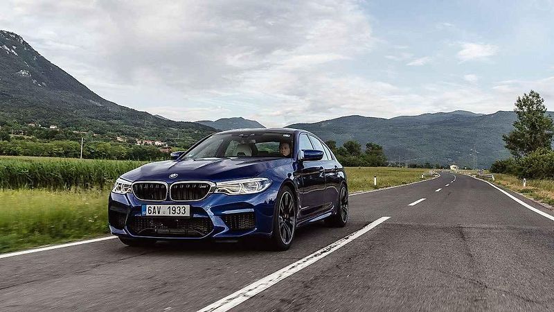 BMW i8 Roadster a M5.