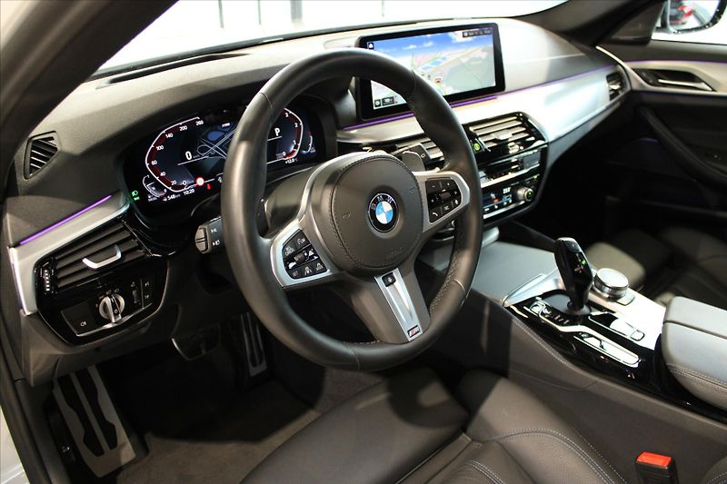 BMW Řada 5 530d xDrive M Sport DAProf/360 - fotka 13 z 35