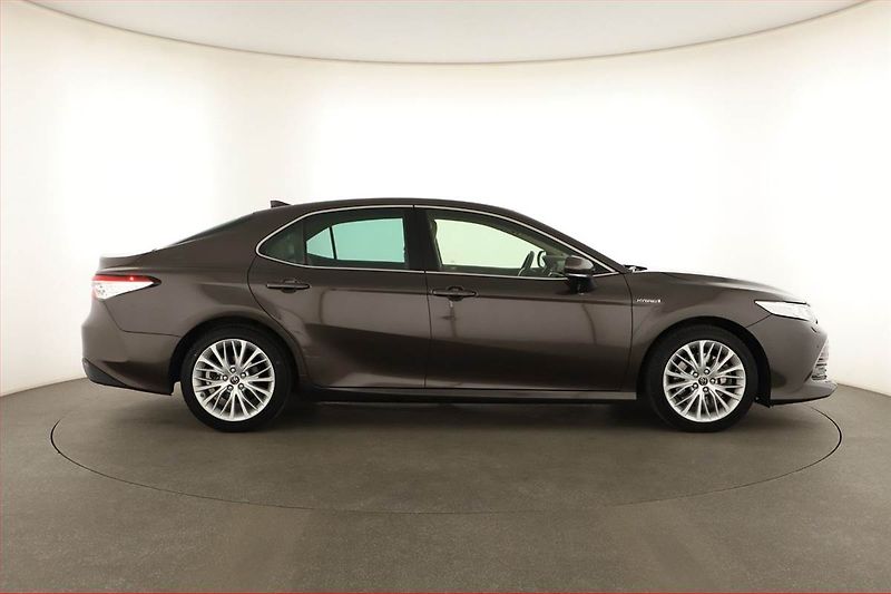 Toyota Camry (2020) 2.5 Hybrid - fotka 6 z 17