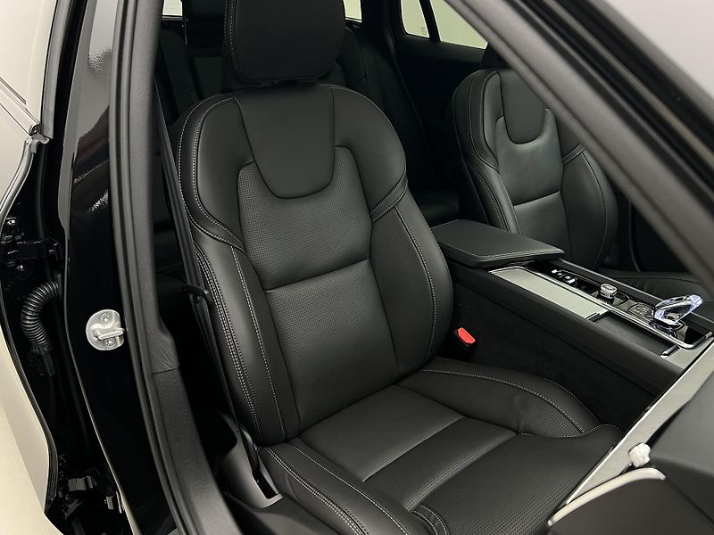 Volvo V60 B4 PLUS DARK PANORAMA - fotka 24 z 49