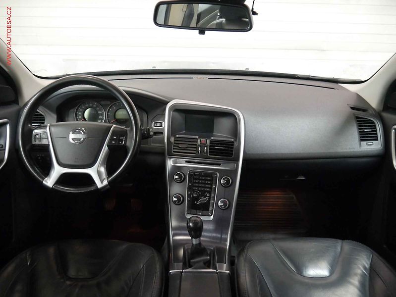 Volvo XC60 (2012) 2.4 D 4x4, 1.maj,ČR, Xenon - fotka 8 z 17