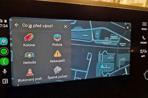 Mobilní navigace Waze v Android Auto.