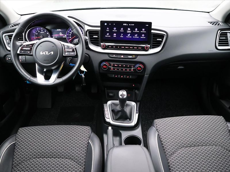 Kia XCeed 1,5 T-GDI 117kW Exclusive DPH - fotka 27 z 34