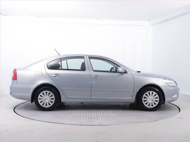 Škoda Octavia (2011) Ambiente 1.2 TSI, Serv.kniha - fotka 6 z 17