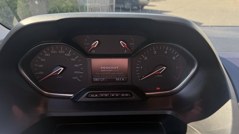 Peugeot Rifter (2021) 1.2i 96KW AUTOMAT 7 MÍST 80 KM - fotka 17 z 25