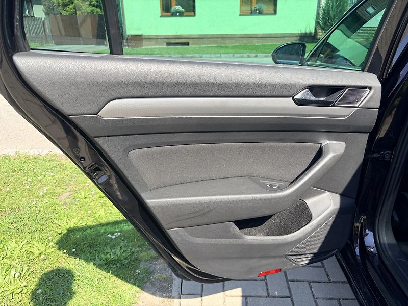 Volkswagen Passat 2.0TDI 110KW MANUAL PANORAMA - fotka 33 z 44