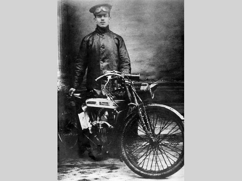 Motocykl Douglas W z roku 1917 byl k vidění na letošním, již 8. srazu historických vozidel v Litvínově na Loučkách.