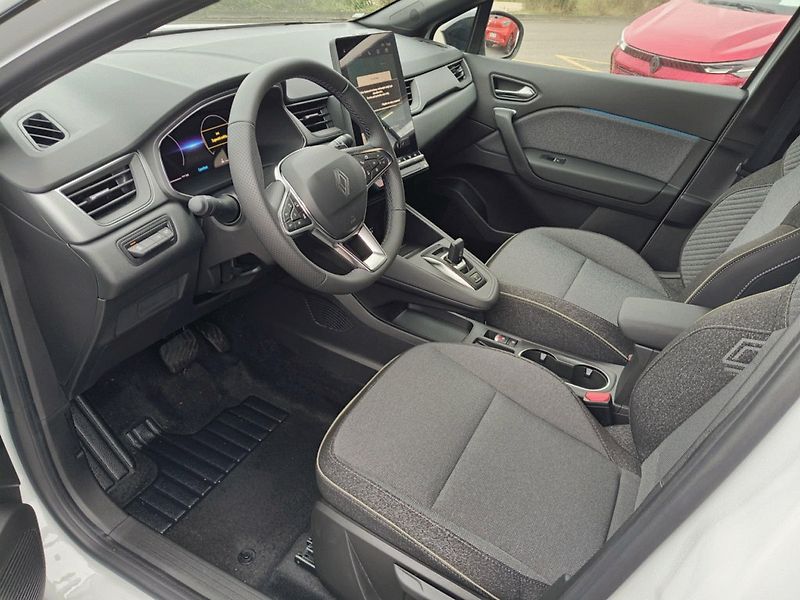 Renault Captur (2026) techno mild hybrid 140 EDC - fotka 10 z 24