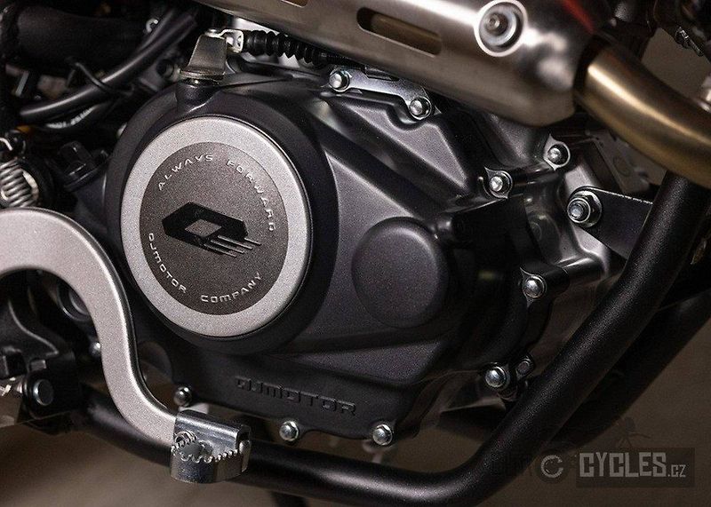 QJ Motor (2026) COV 125 Super Motard - Skladem - fotka 16 z 18