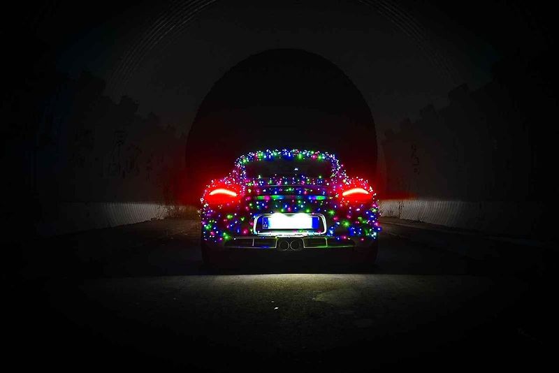 Ostravu v těchto dnech brázdí dvě luxusní auta a dvě sportovní motorky celé pokryté vánočními světýlky. Vidět je můžete zejména v centru města a u obchodních center.