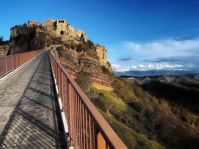 Most vedoucí do města Civita di Bagnoregio.