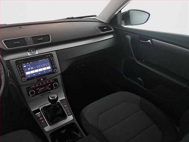 Volkswagen Passat (2011) 2.0 TDI, Navi, Xenony - fotka 8 z 16
