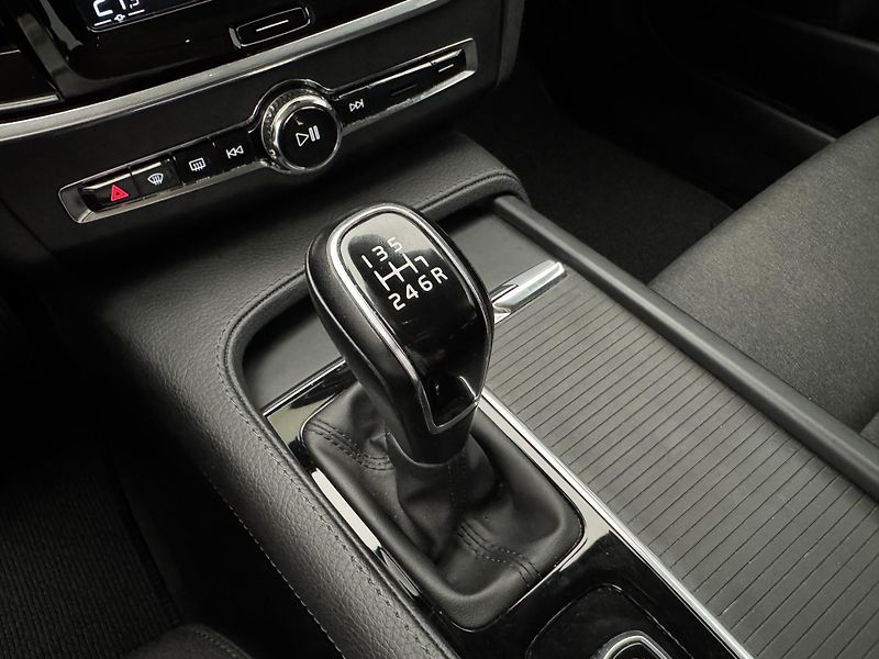 Volvo V90 D4 MOMENTUM PRO  - fotka 27 z 52