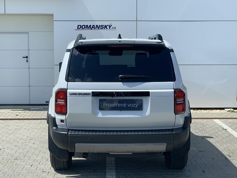 Toyota Land Cruiser INVINCIBLE 2.8D-4D 204k 4x4 AT - fotka 12 z 46