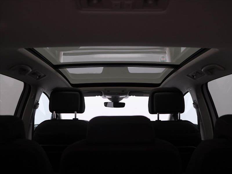 Volkswagen Touran 2,0 TDI DSG R-Line 1.Maj DPH - fotka 27 z 34