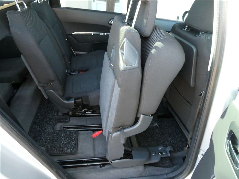 Peugeot 5008 1,6 16V 115kW Panorama,po serv - fotka 29 z 44