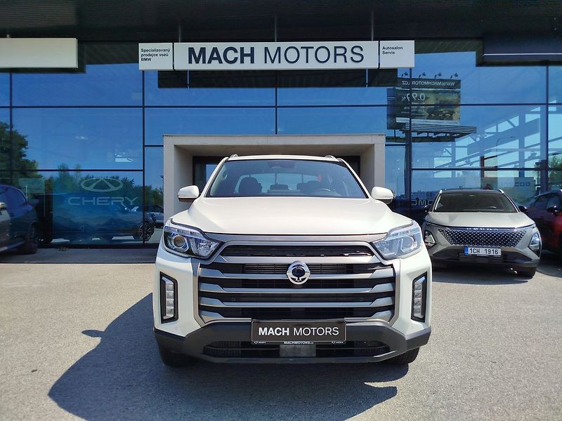 SsangYong Musso Grand Style 2,2 AWD M6 + rolet - fotka 2 z 25