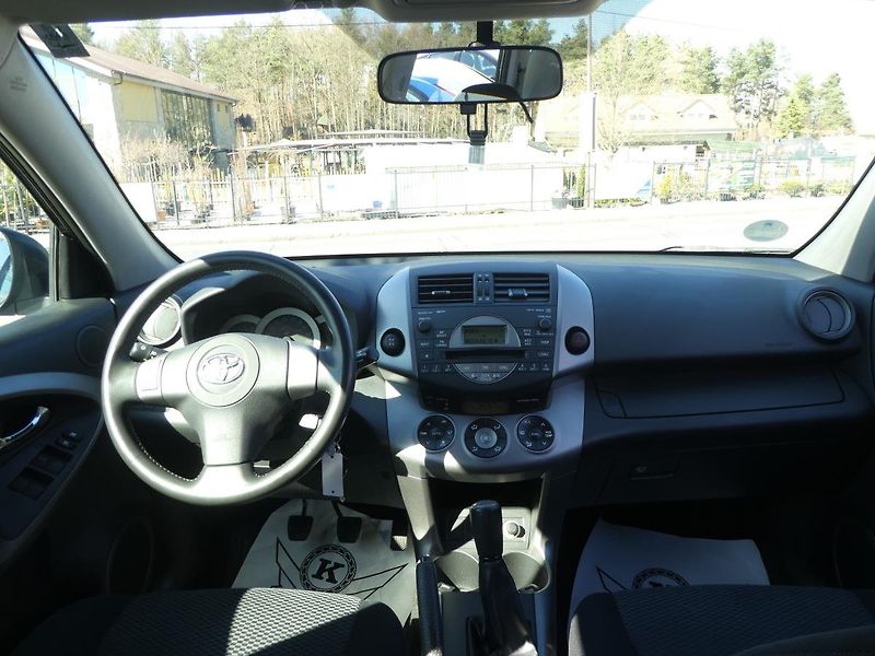 Toyota RAV4 (2006) 2.0i 112kW REZERVOVANO - fotka 25 z 28
