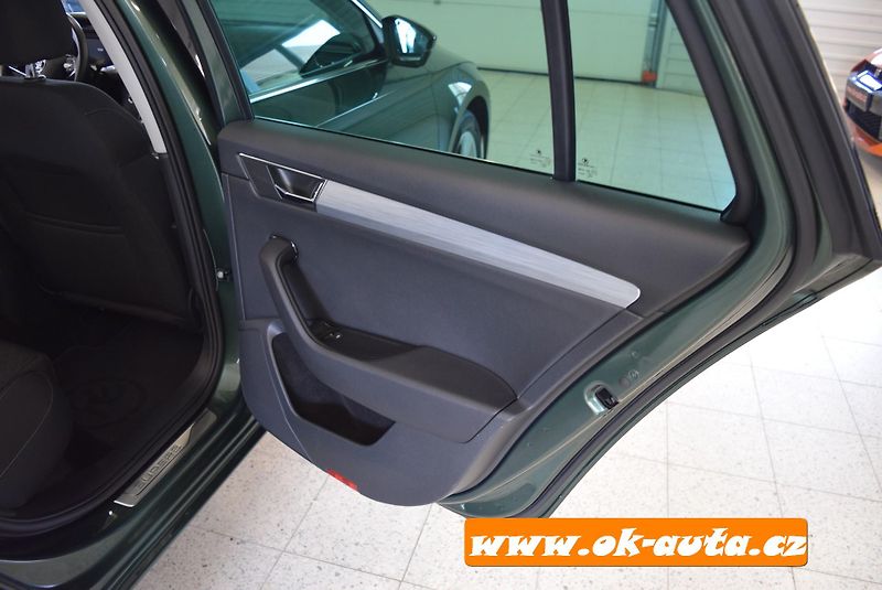 Škoda Superb 1.4 TSI iV DSG 160 kW PRAV.SER - fotka 26 z 63