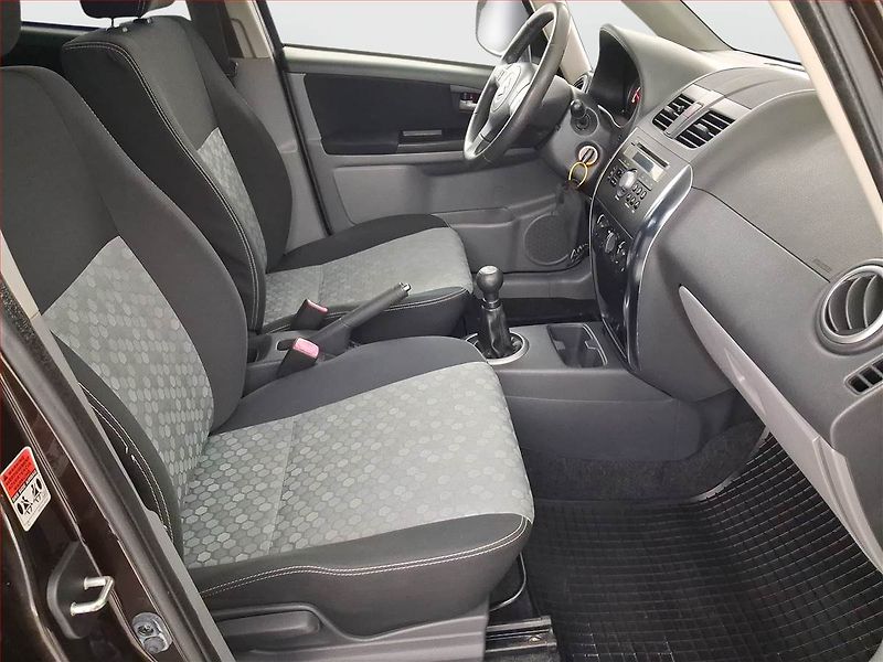 Suzuki SX4 (2013) 1.6 VVT - fotka 9 z 16