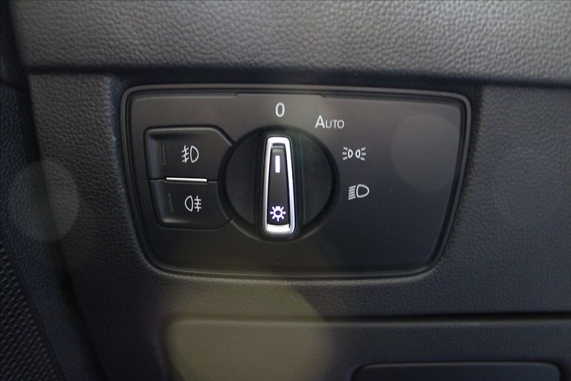 Volkswagen Passat 2,0 TDI DSG ELEGANCE 1.MAJ. CZ - fotka 14 z 37