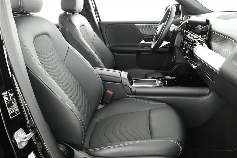 Mercedes-Benz GLB (2024) 200 d 4MATIC - fotka 7 z 20