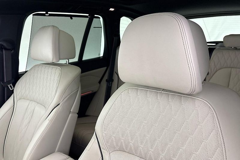 BMW X5 M50i - fotka 8 z 30