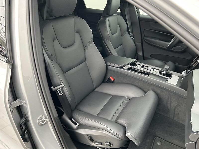Volvo XC60 2.0 B4 4x4 PLUS  Black - fotka 13 z 29