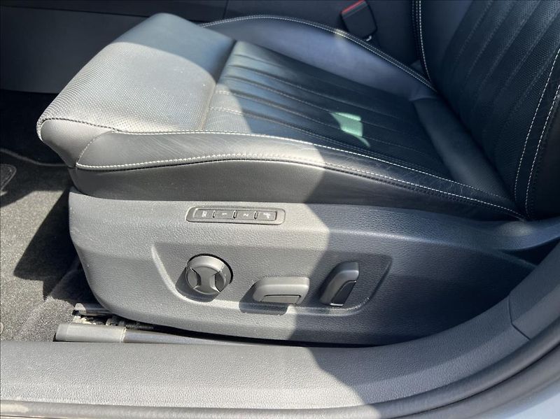 Škoda Superb 2,0 TDI DSG Premium Edition - fotka 37 z 42
