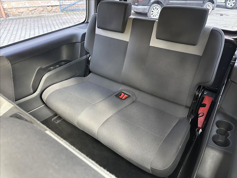Volkswagen Caddy 1,6 TDI MAXI 7.MÍST REZERVACE - fotka 14 z 21