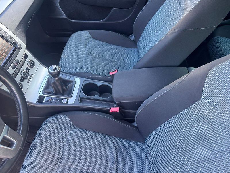 Volkswagen Passat (2012) 1,6 TDI 77 KW KOLA STK - fotka 27 z 46