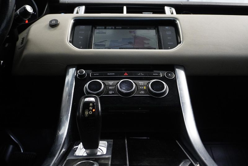 Land Rover Range Rover Sport 3.0 TDV6 HSE 4WD - fotka 26 z 35
