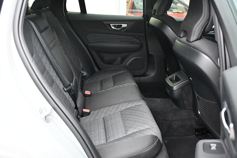 Volvo V60 2.0B4 LED NAV TAŽNÉ - fotka 24 z 49