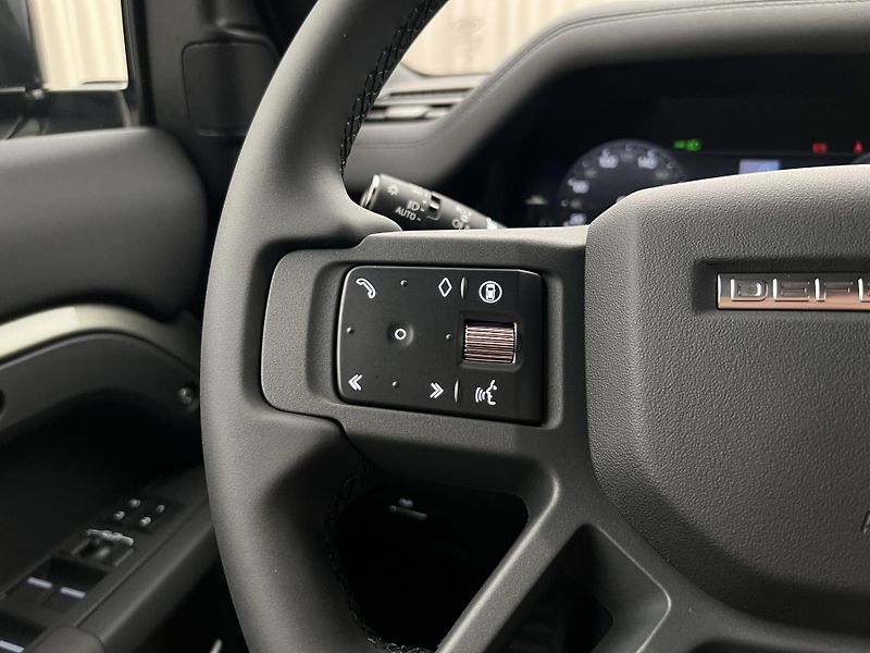 Land Rover Defender 110 D300 X-DYNAMIC SE AWD AUT - fotka 23 z 43