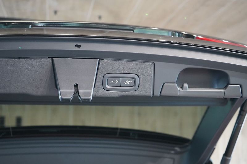 Volvo XC60 T8 PLUS Black Edition, 360°,HK - fotka 15 z 47