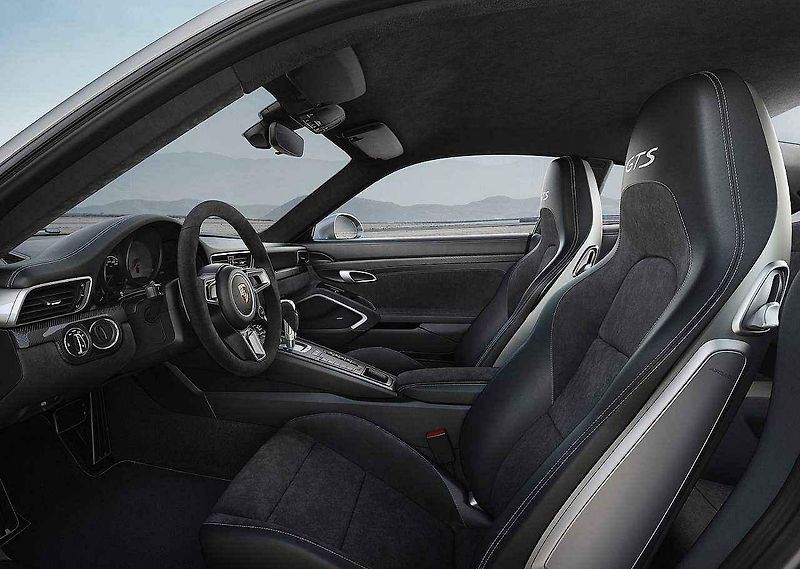 Porsche 911 Carrera GTS.