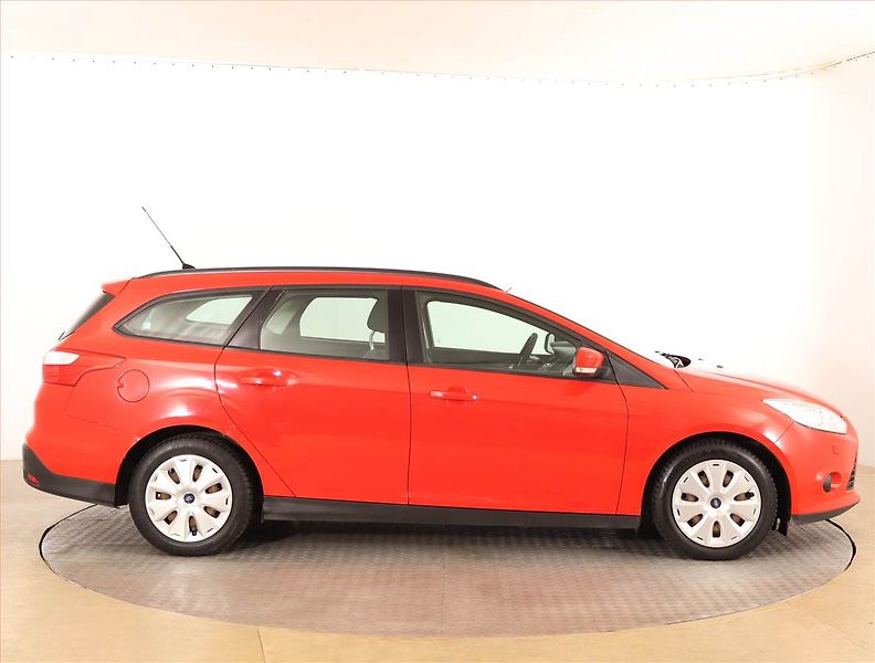 Ford Focus (2013) 1.6 TDCi, Navi, Xenony - fotka 6 z 16