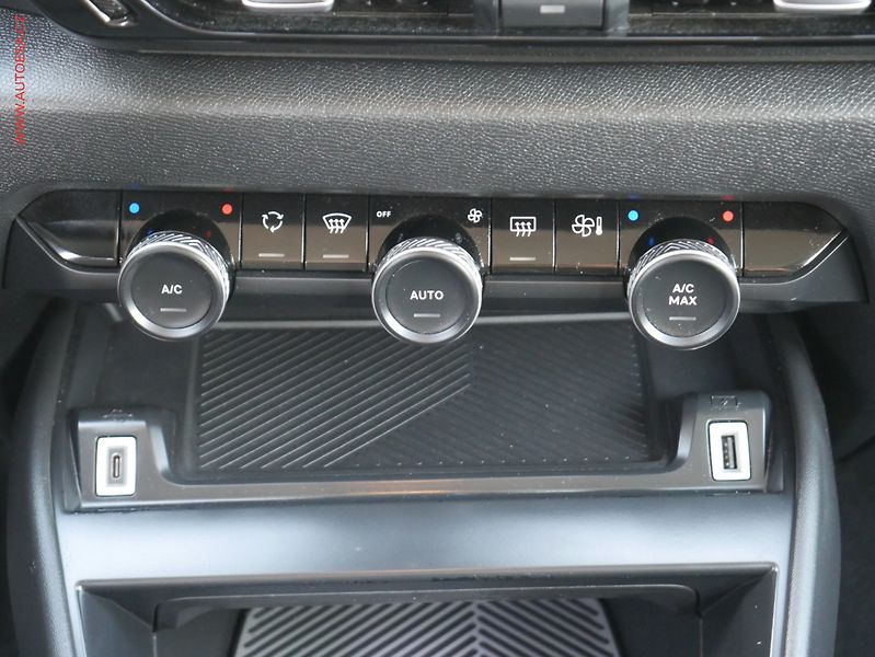 Citroën C4 (2021) 1.2 PT, ČR, servis.kniha, LED - fotka 13 z 16