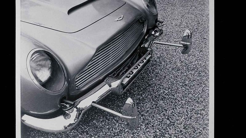 Aston Martin spustil výrobu bondovské DB5. Bude mít i některé filmové vychytávky