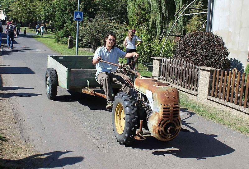 iž podvanácté se sjeli do obce Sušany na Chomutovsku majitelé traktorů k tradičnímu setkání.