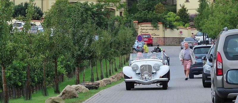 Pálavský Oldtimer přilákal na Břeclavsko desítky elegantnch veteránů.