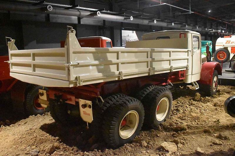 Tatra 111 ve válečné (vlevo) i poválečné verzi