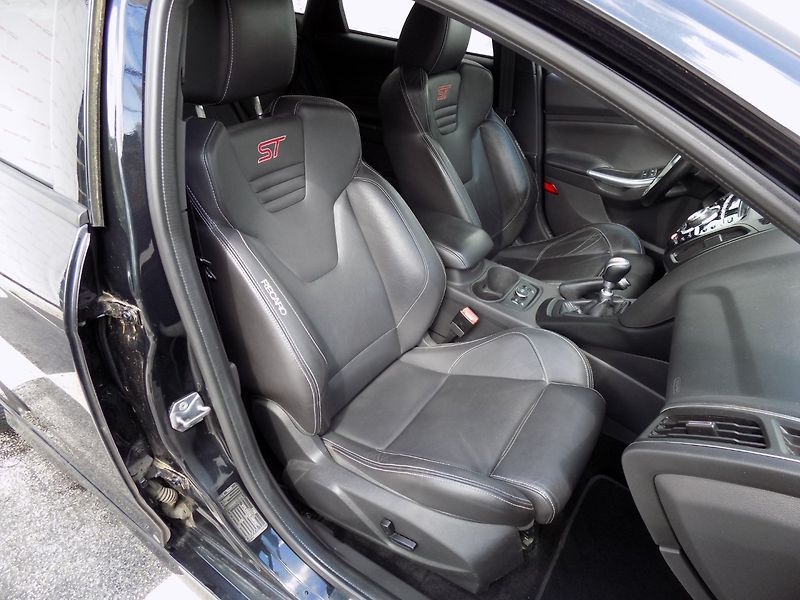 Ford Focus (2013) 2.0i ST/Bi-xenon/kůže/LED/ - fotka 16 z 36